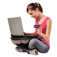 Kinder mit Prepaid Kreditkarte beim Onlineshopping